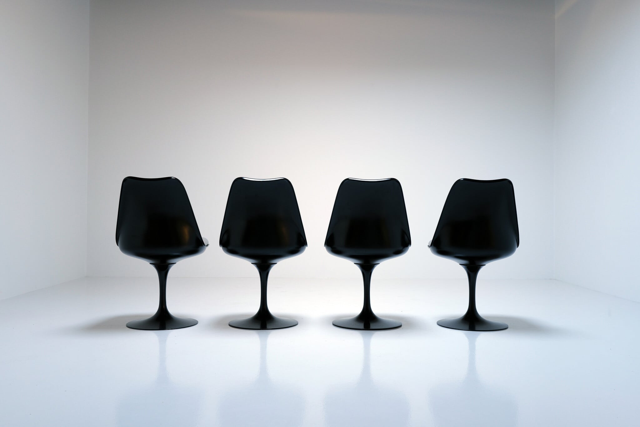 Set van 4 zwarte Tulip stoelen van Eero Saarinen voor Knoll International
