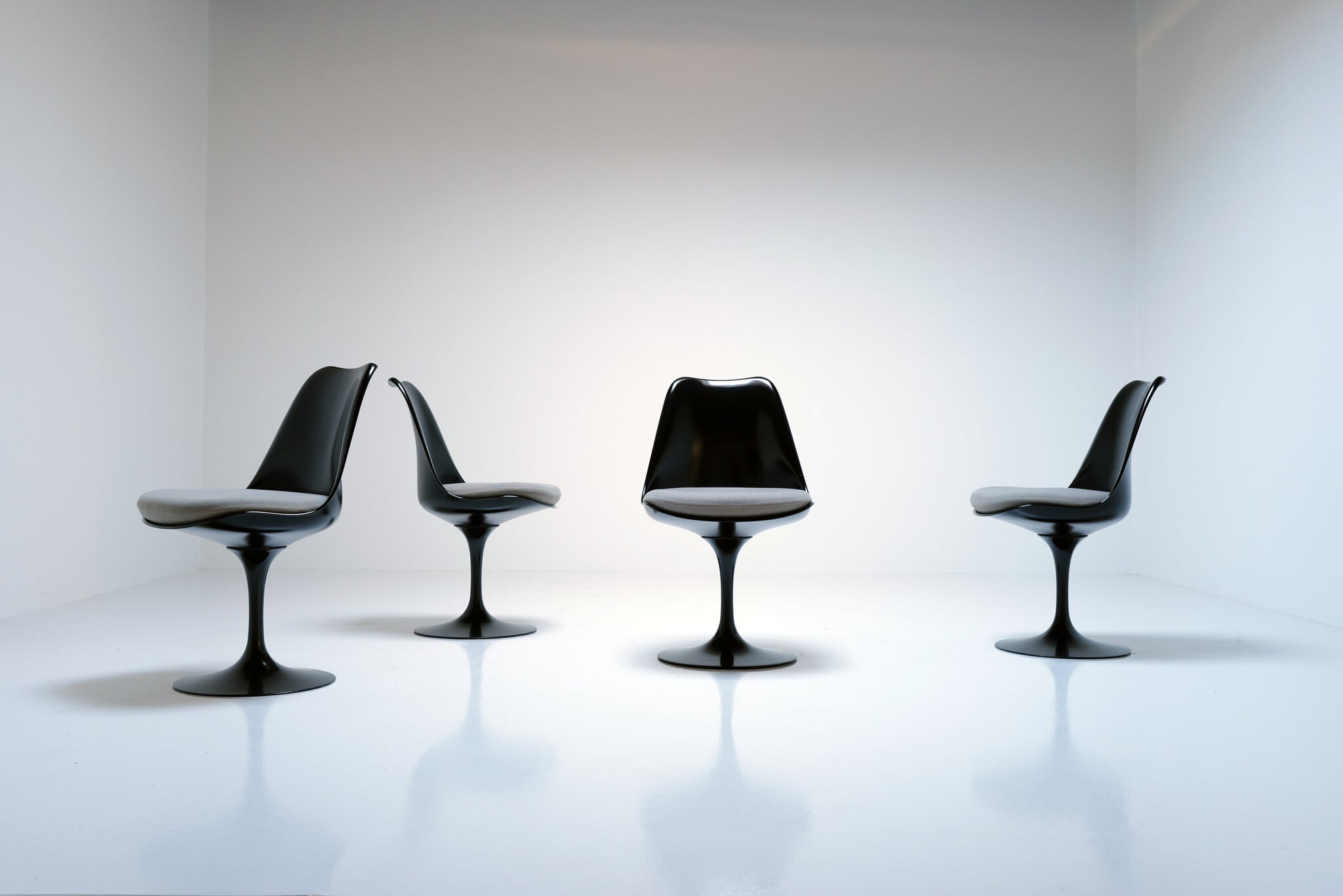 Set van 4 zwarte Tulip stoelen van Eero Saarinen voor Knoll International
