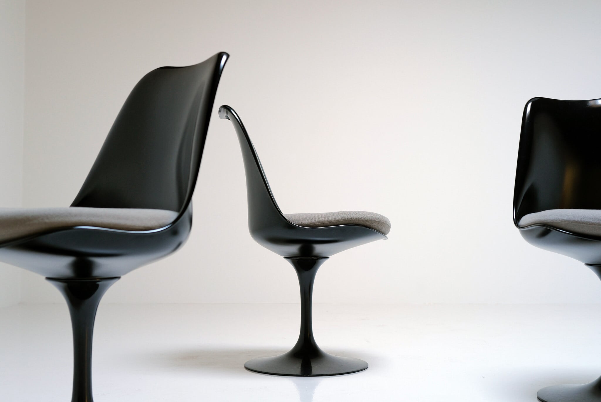Set van 4 zwarte Tulip stoelen van Eero Saarinen voor Knoll International