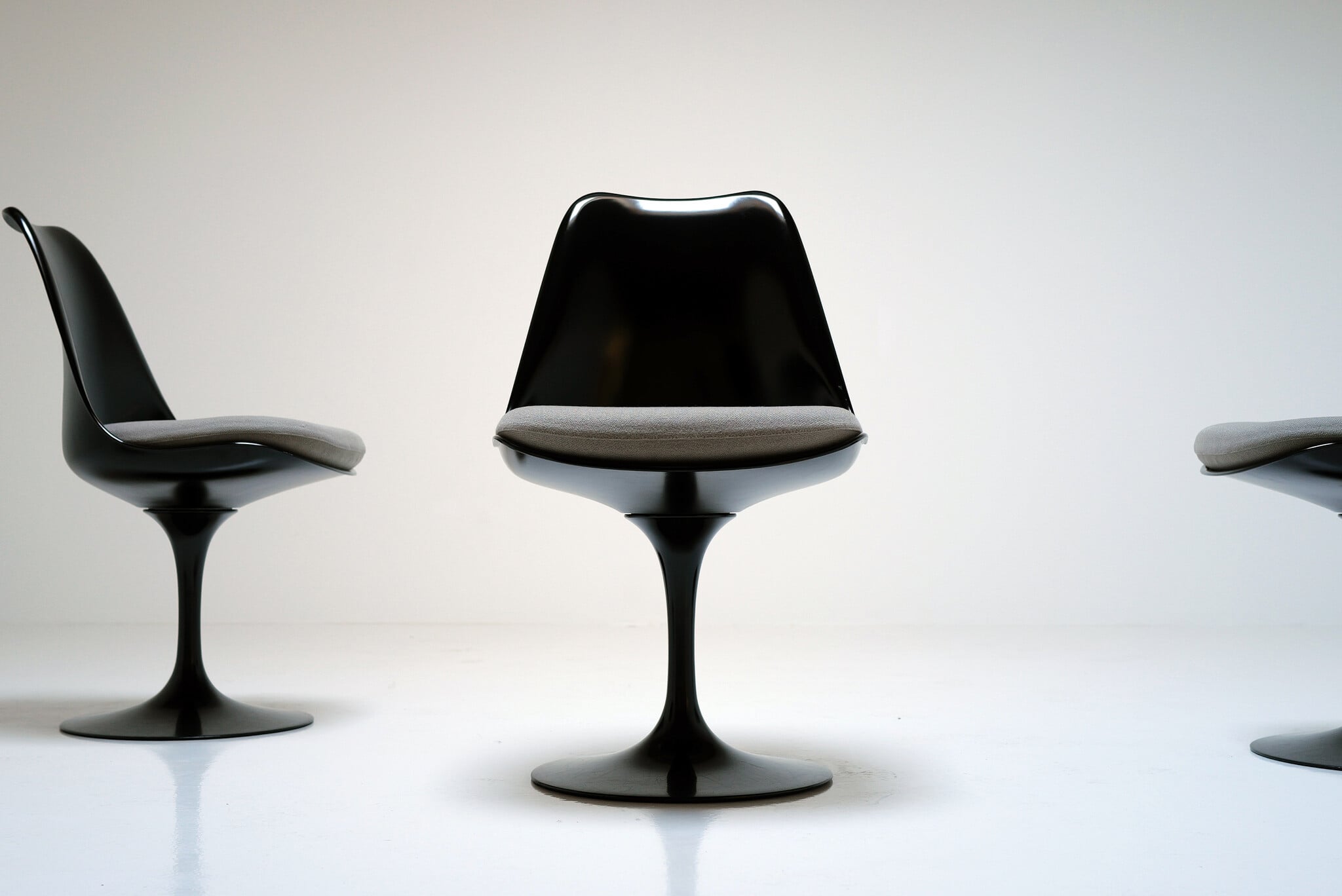 Set van 4 zwarte Tulip stoelen van Eero Saarinen voor Knoll International