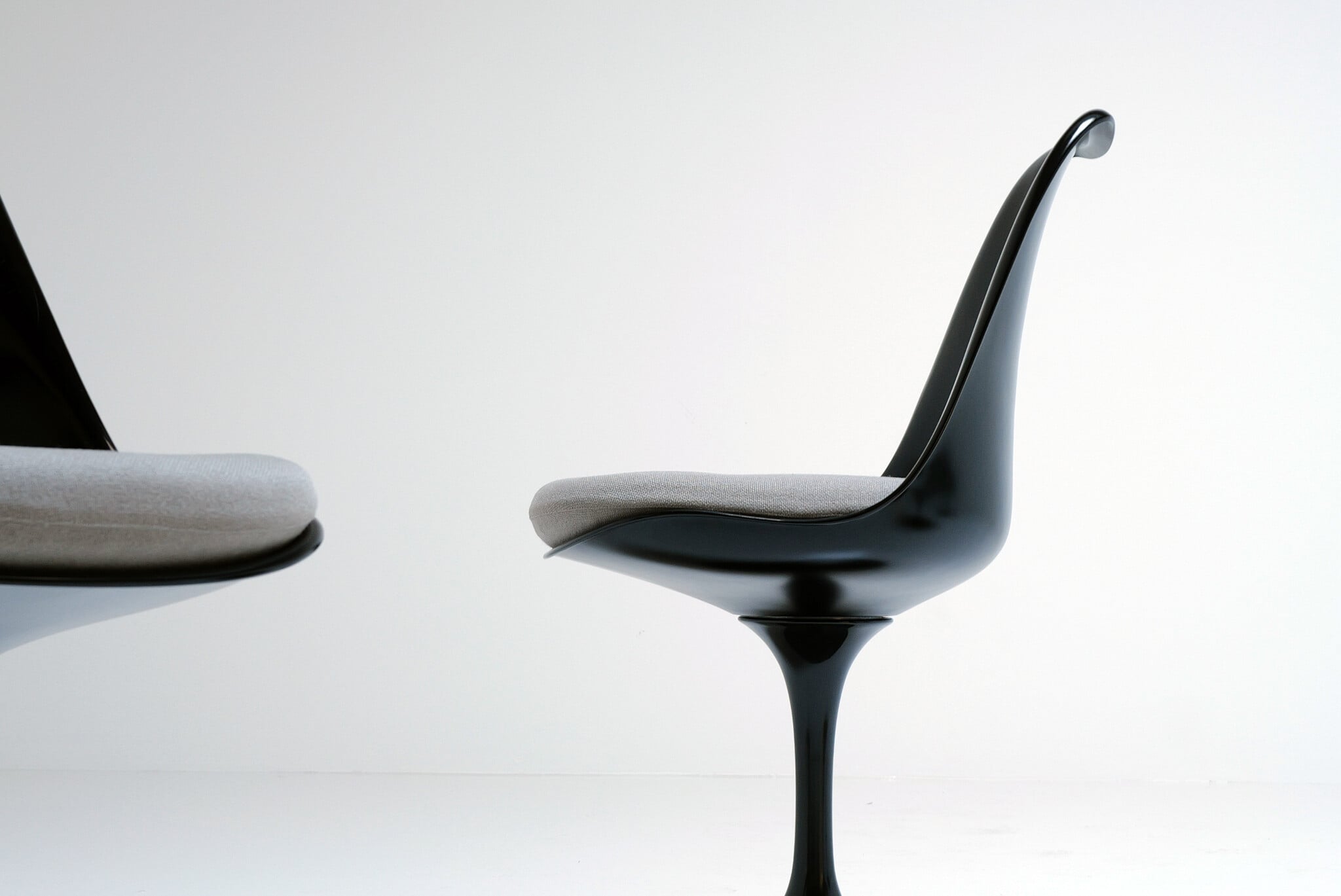 Set van 4 zwarte Tulip stoelen van Eero Saarinen voor Knoll International