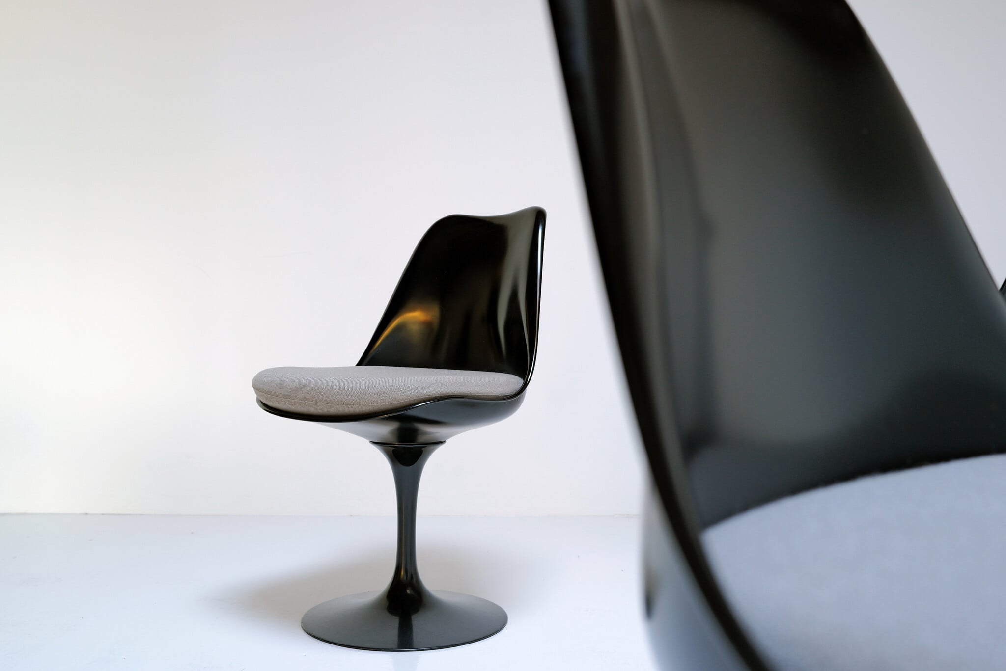 Set van 4 zwarte Tulip stoelen van Eero Saarinen voor Knoll International