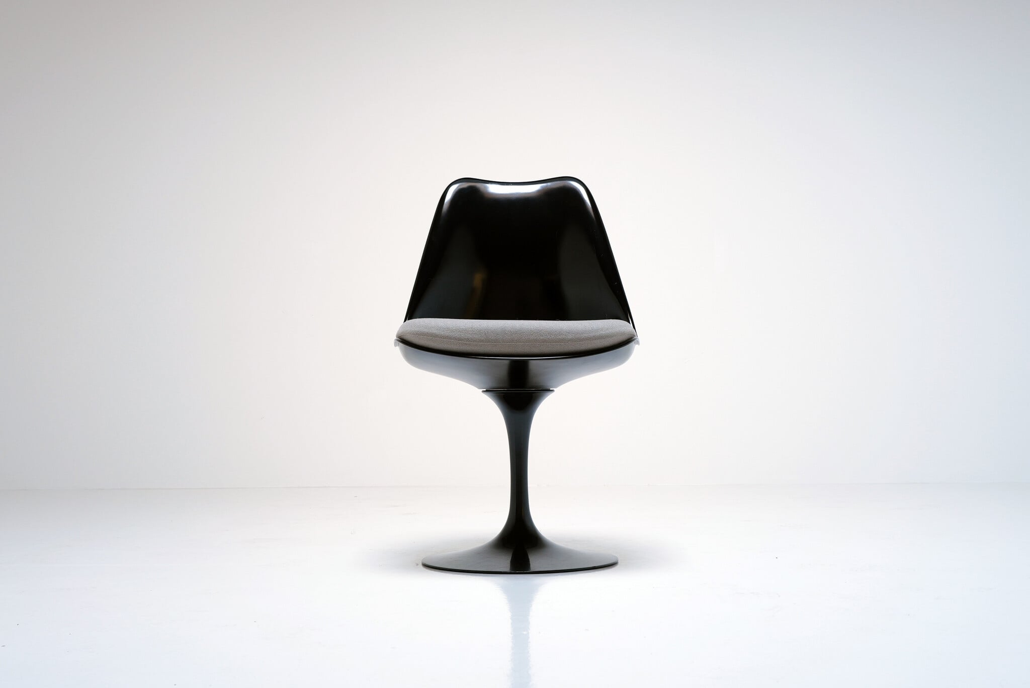 Set van 4 zwarte Tulip stoelen van Eero Saarinen voor Knoll International
