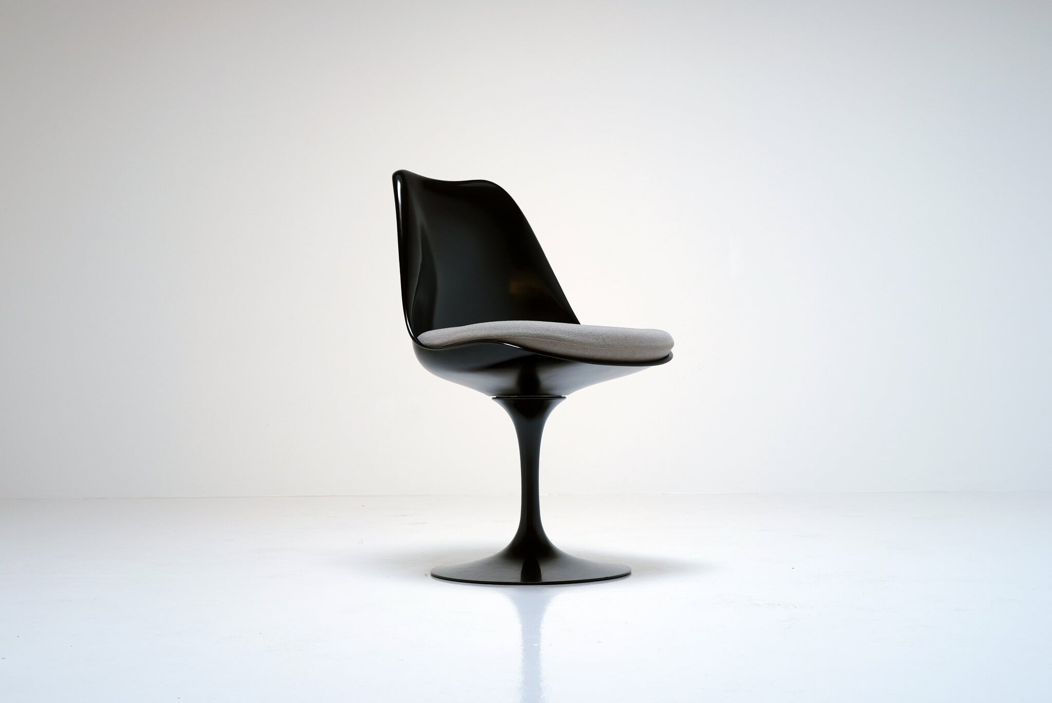 Set van 4 zwarte Tulip stoelen van Eero Saarinen voor Knoll International