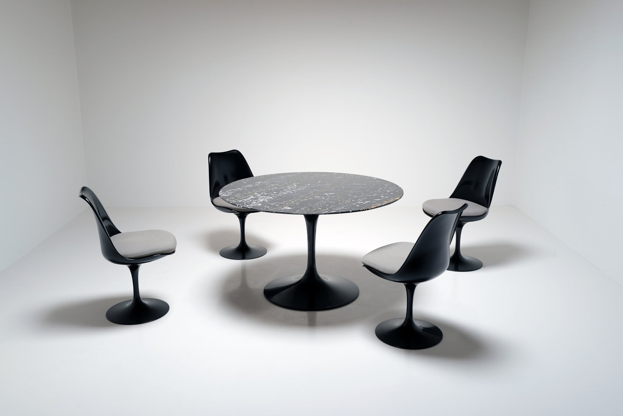 Nero Portoro marmeren Tulip tafel van Eero Saarinen voor Knoll