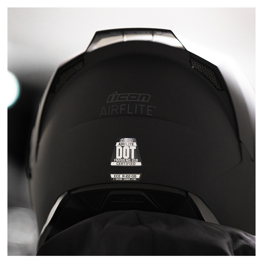 Icon - Airflite Dark motorhelm - Biker Outfit