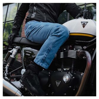 Pando Moto James Regular