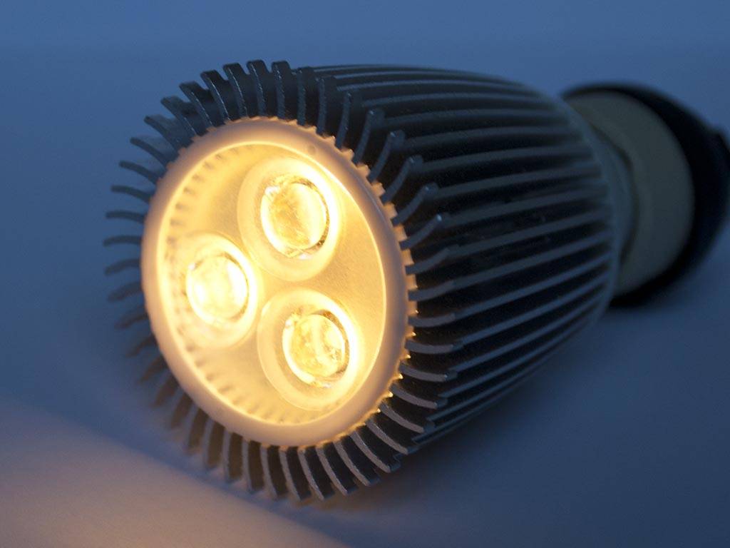 GU5.3 COB LED Spot LM90 9 Watts 12 Volt Gradable