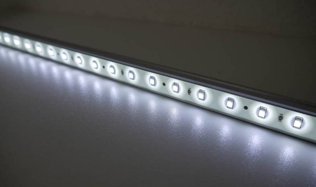 BARRA CON PROFILO IN ALLUMINIO PER INTERNO DA 1 METRO CON STRISCIA RIGIDA A  LED