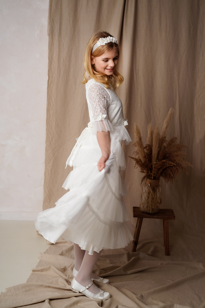 Kommunionkleid mit Volantrock und Spitze in creme