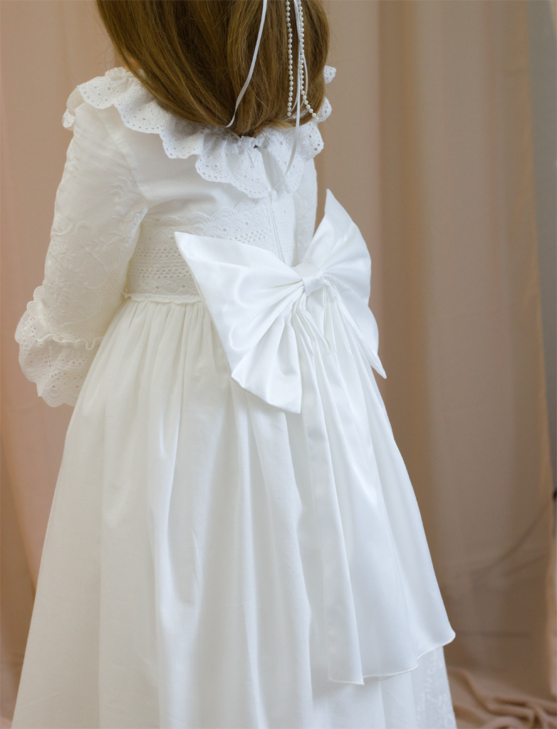 Natürliches Kommunionkleid mit Baumwolle und vintage Spitze