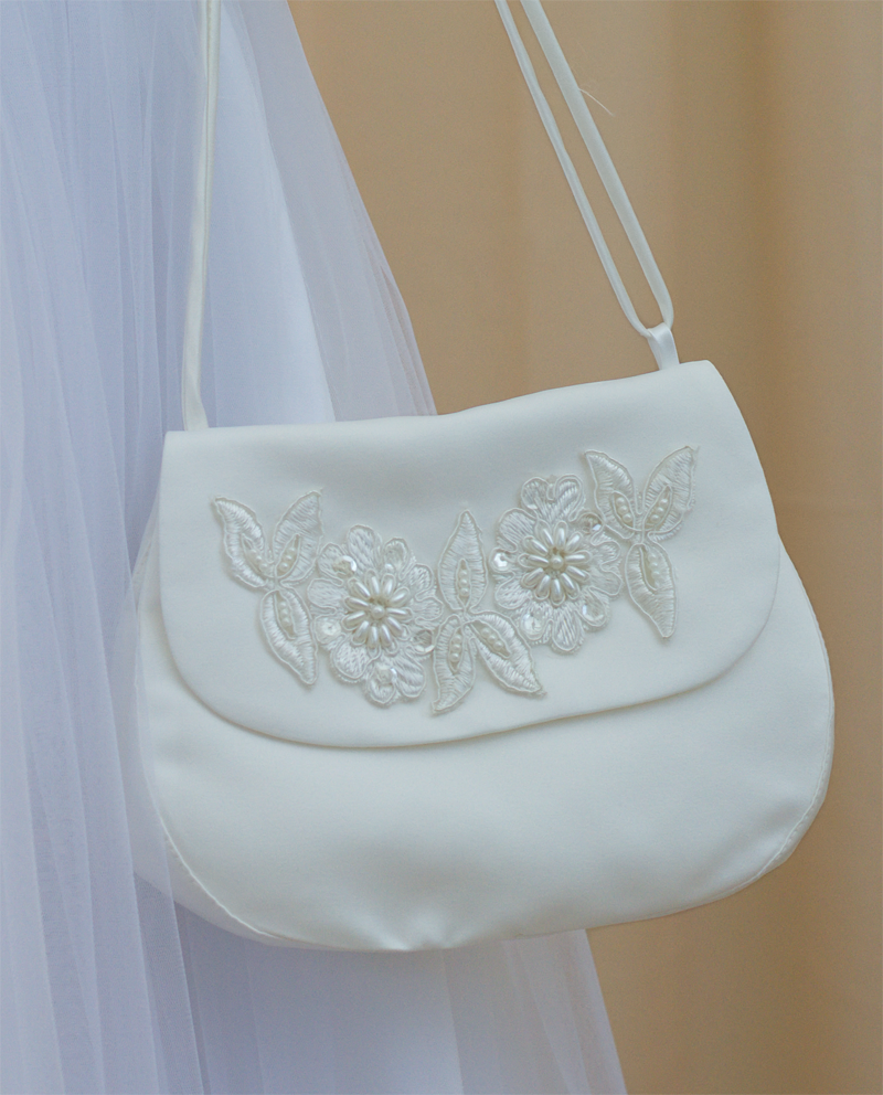 Kommuniontasche oder Brauttsche aus Satin mit Spitzenapplikation