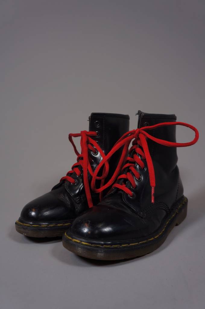 Dr. Martens mit roten Schnürsenkeln