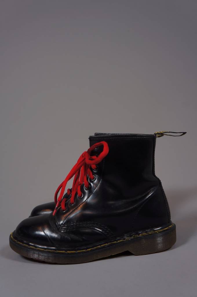 Dr. Martens mit roten Schnürsenkeln