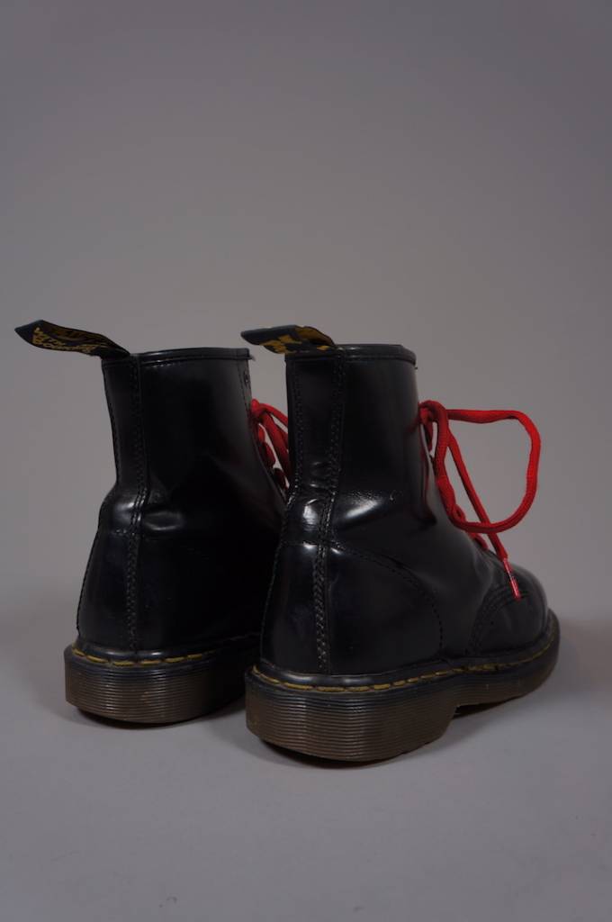 Dr. Martens mit roten Schnürsenkeln