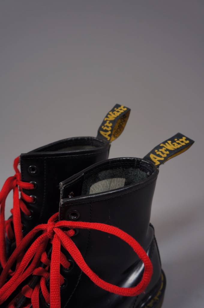 Dr. Martens mit roten Schnürsenkeln