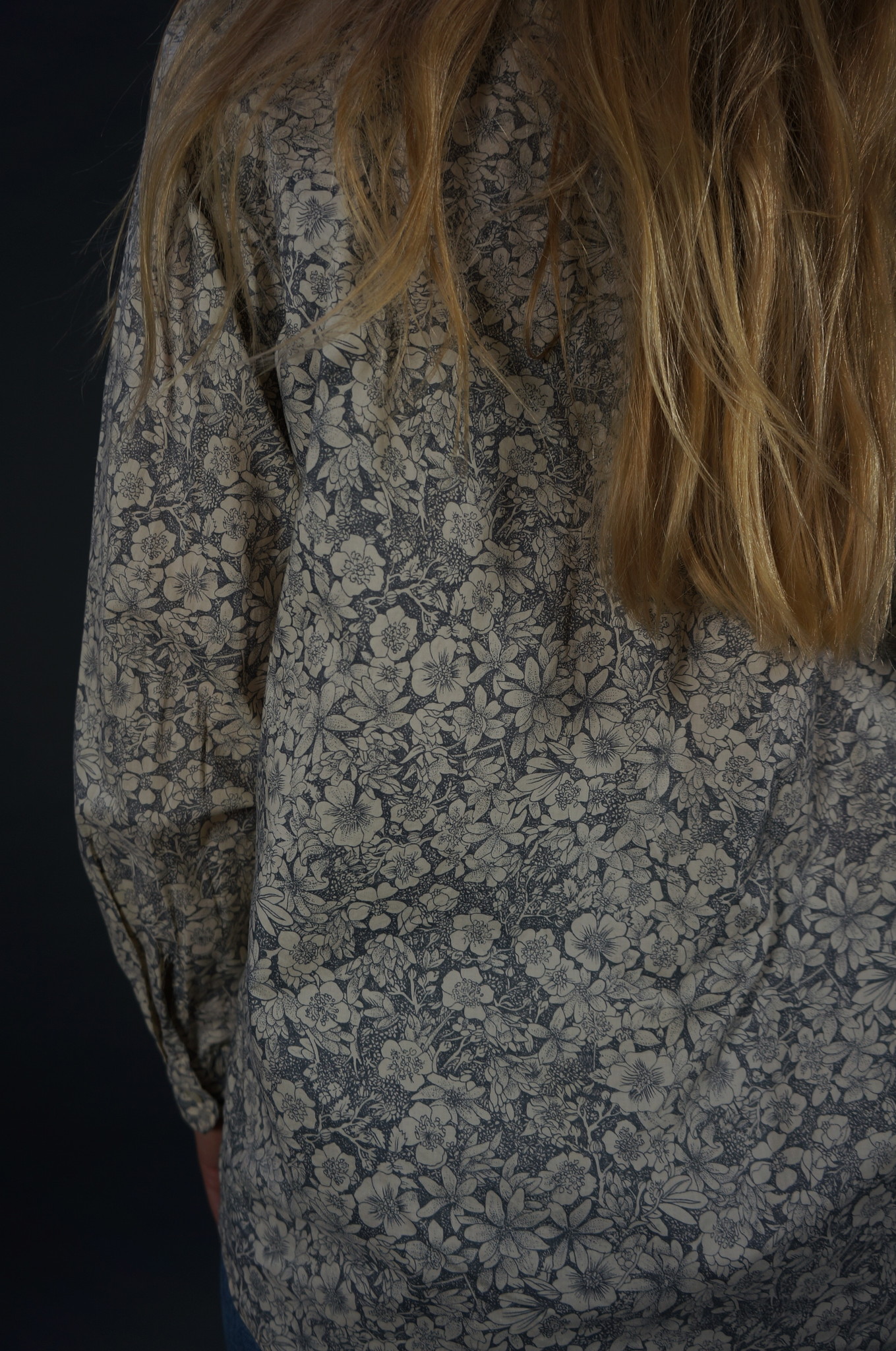 Cacharel Graue Bluse mit Blumenprint — L