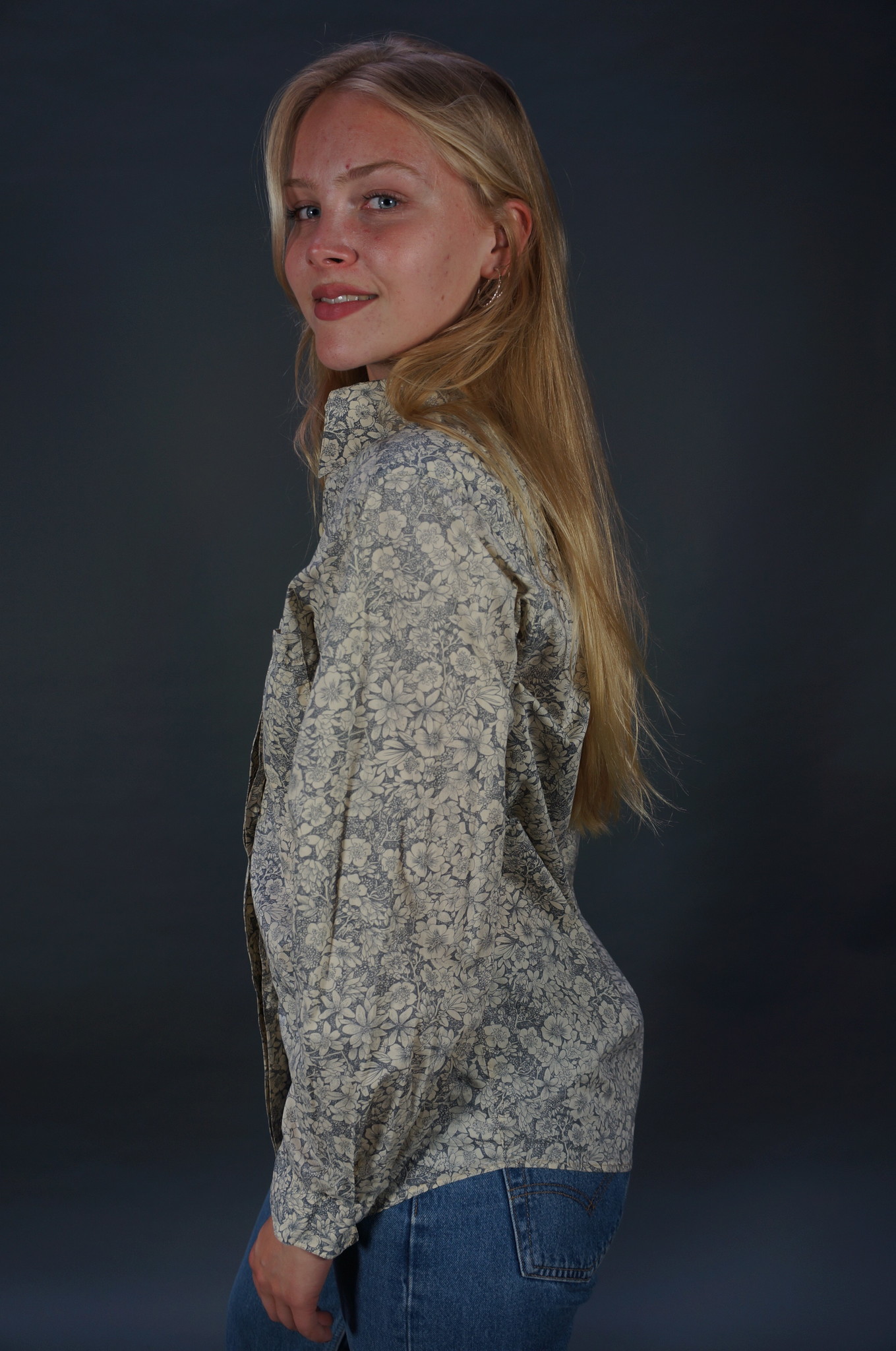 Cacharel Graue Bluse mit Blumenprint — L