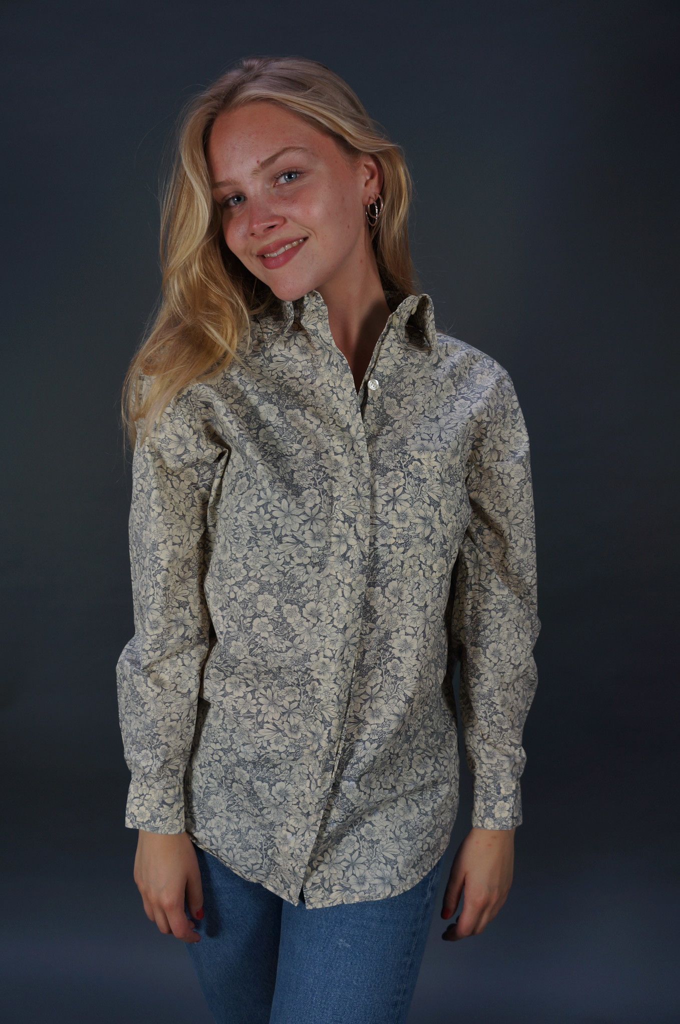 Cacharel Graue Bluse mit Blumenprint — L