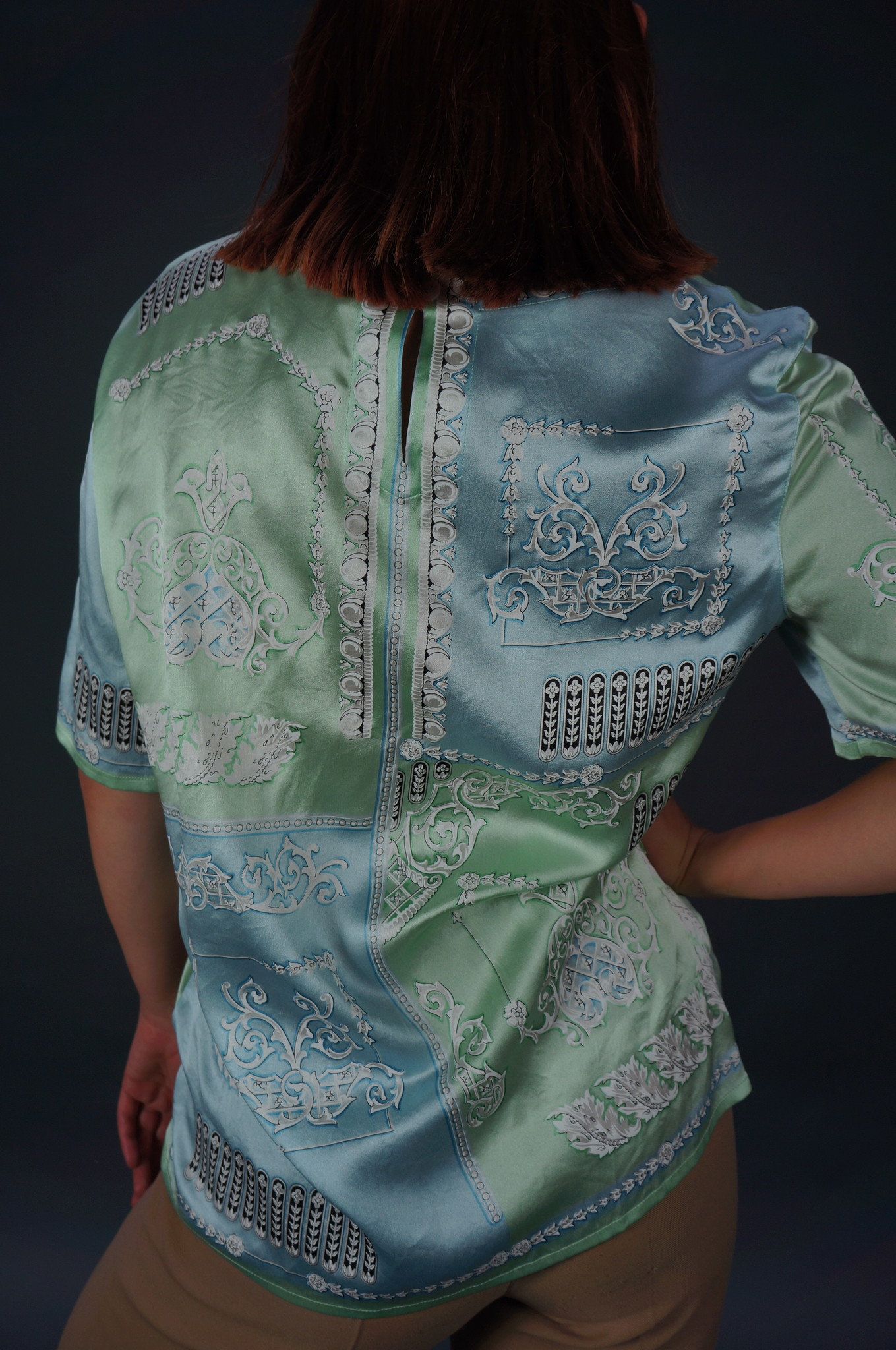 Escada Seidenbluse — Mint / Hellblau / Schwarz / Weiß