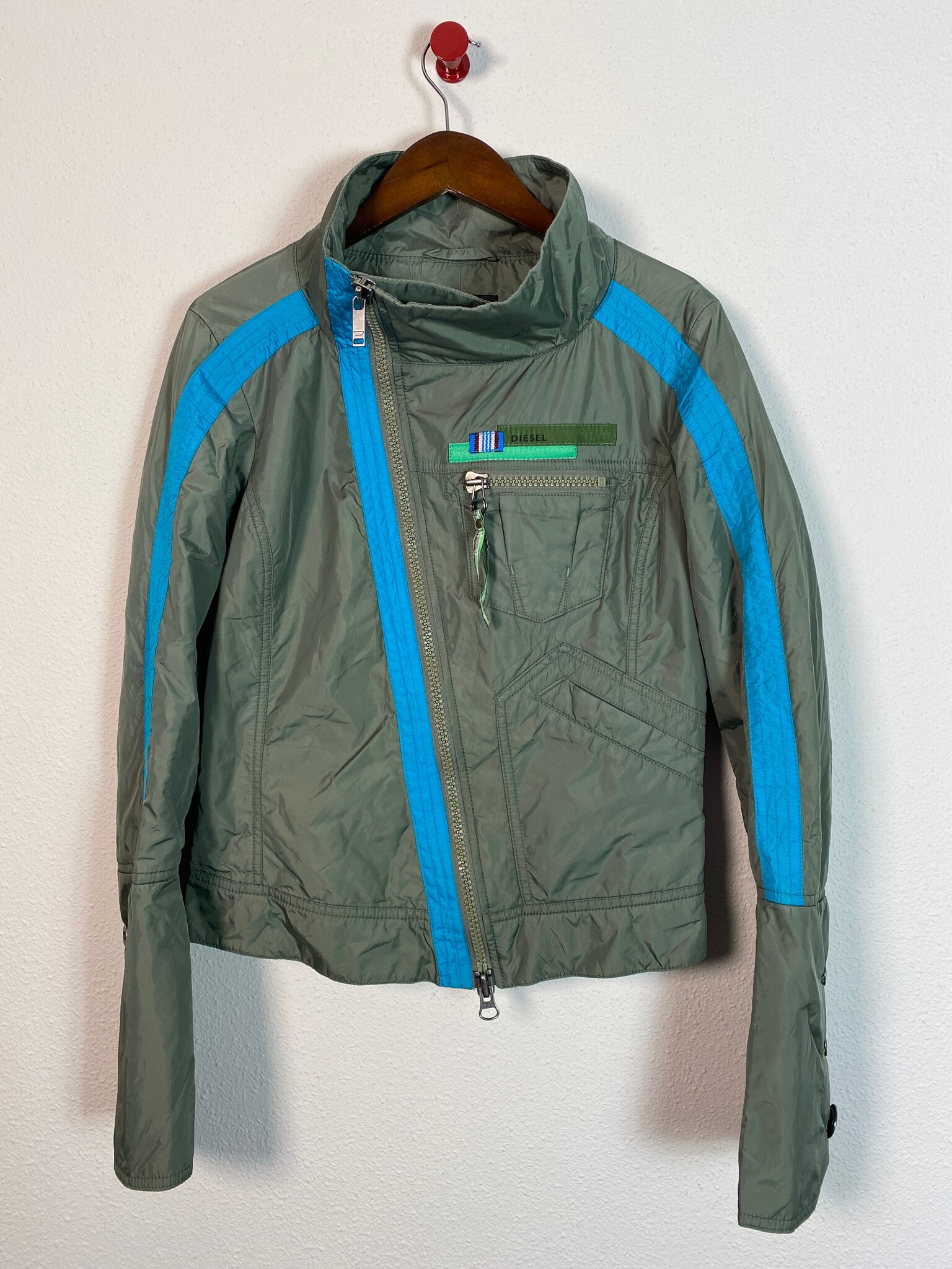 Diesel jack kaki met turquoise strepen en asymmetrische rits