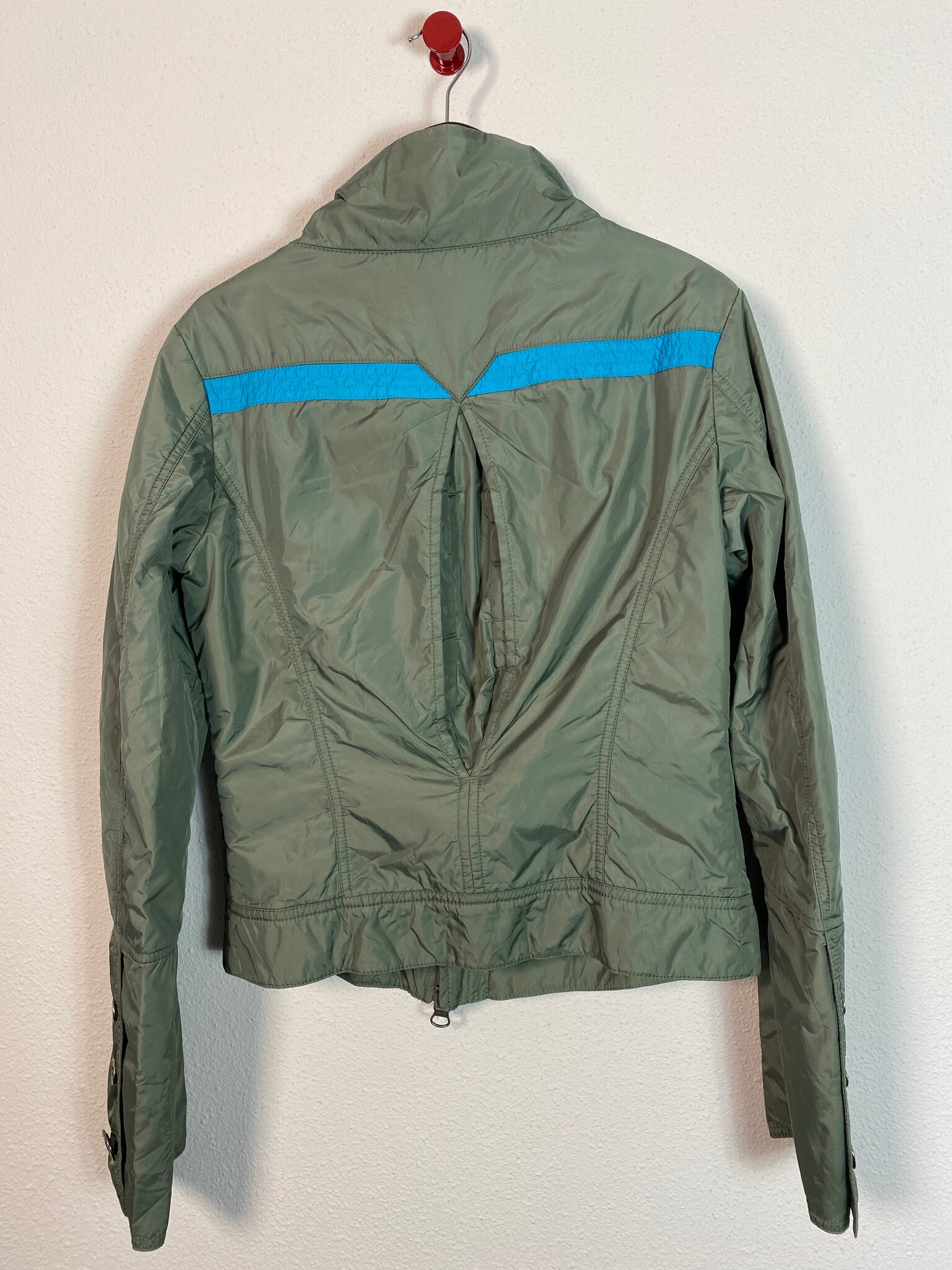 Diesel jack kaki met turquoise strepen en asymmetrische rits
