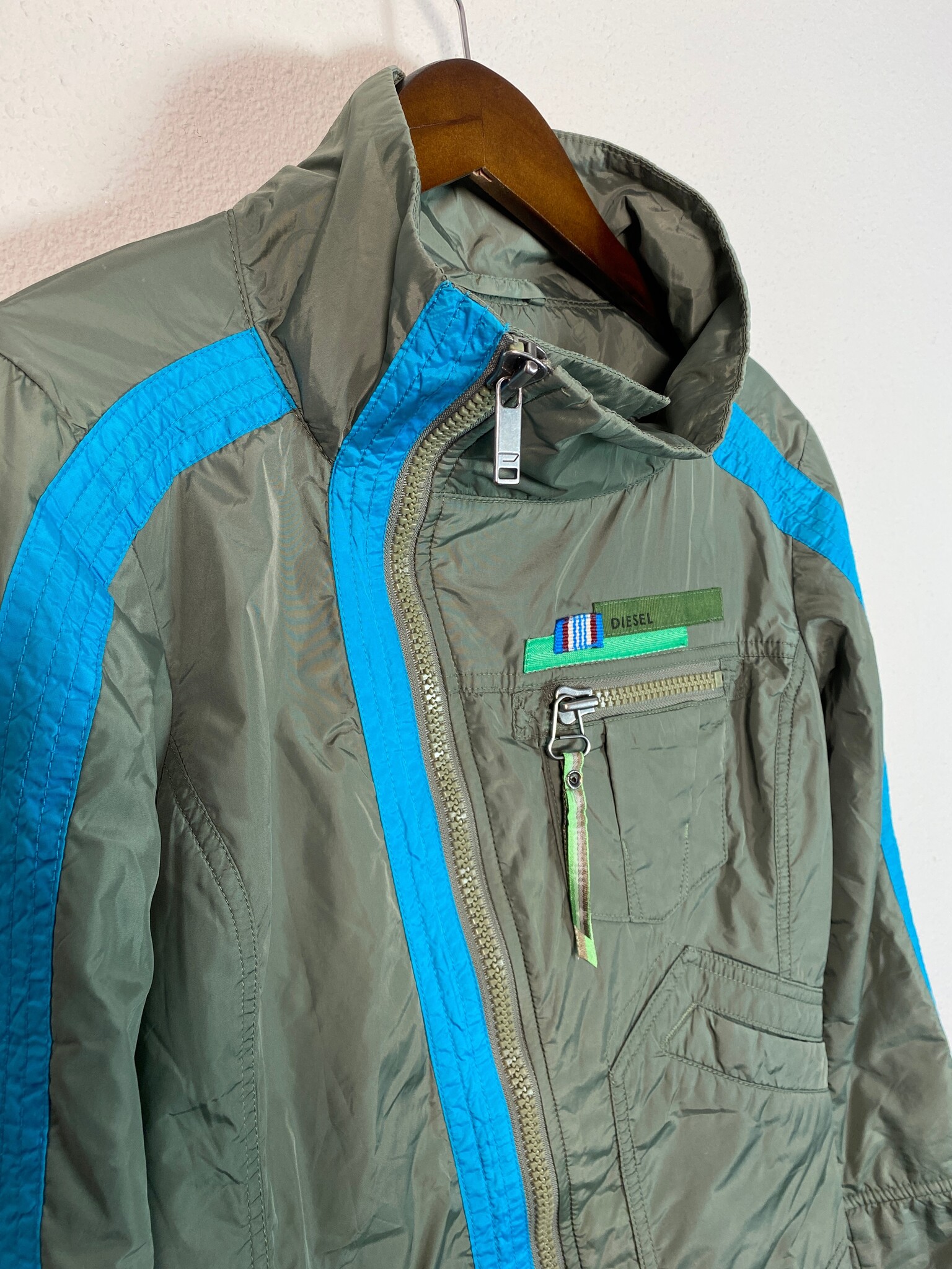 Diesel jack kaki met turquoise strepen en asymmetrische rits