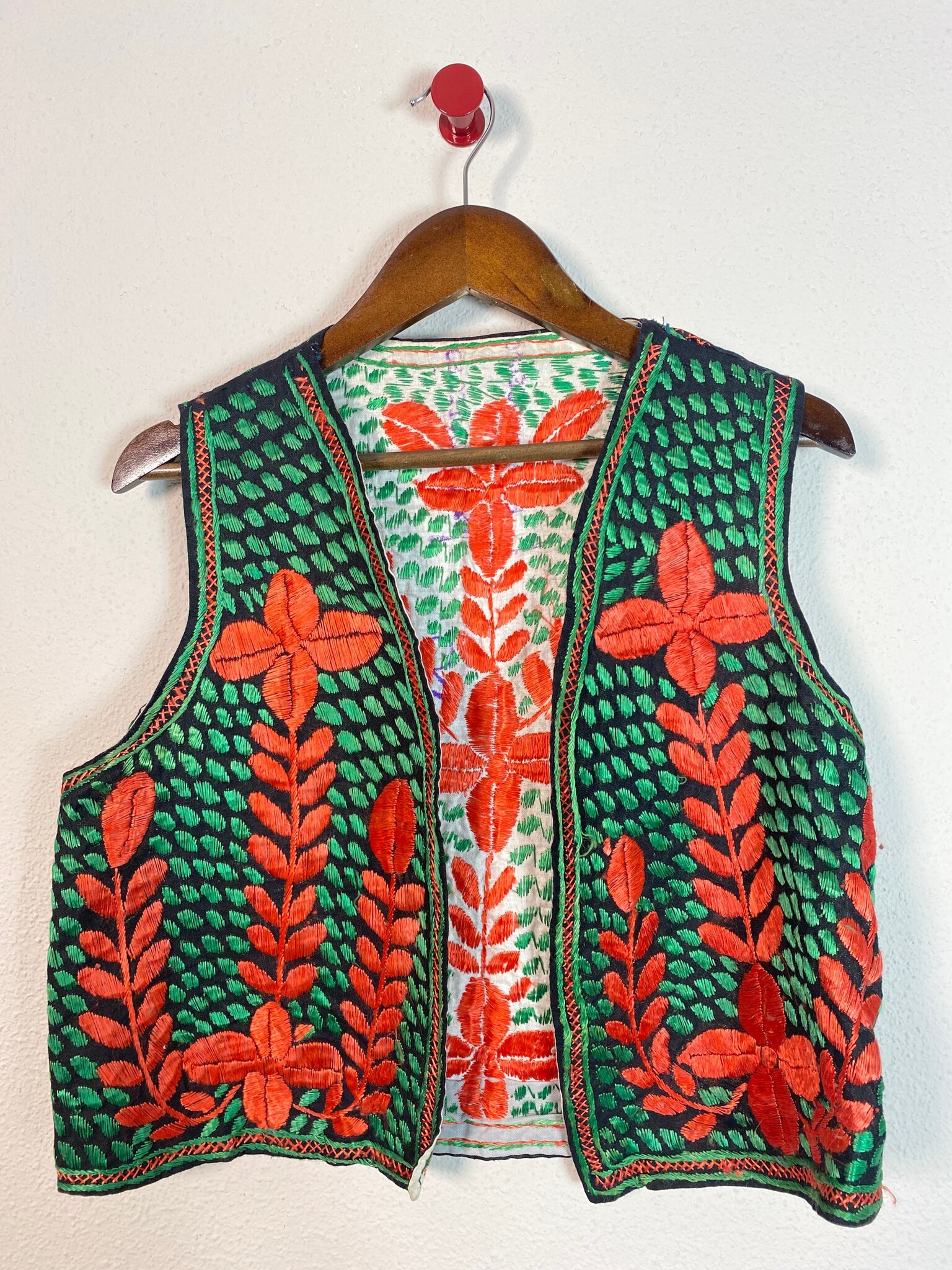 Vintage geborduurd vest met bloemmotief, zwart groen rood
