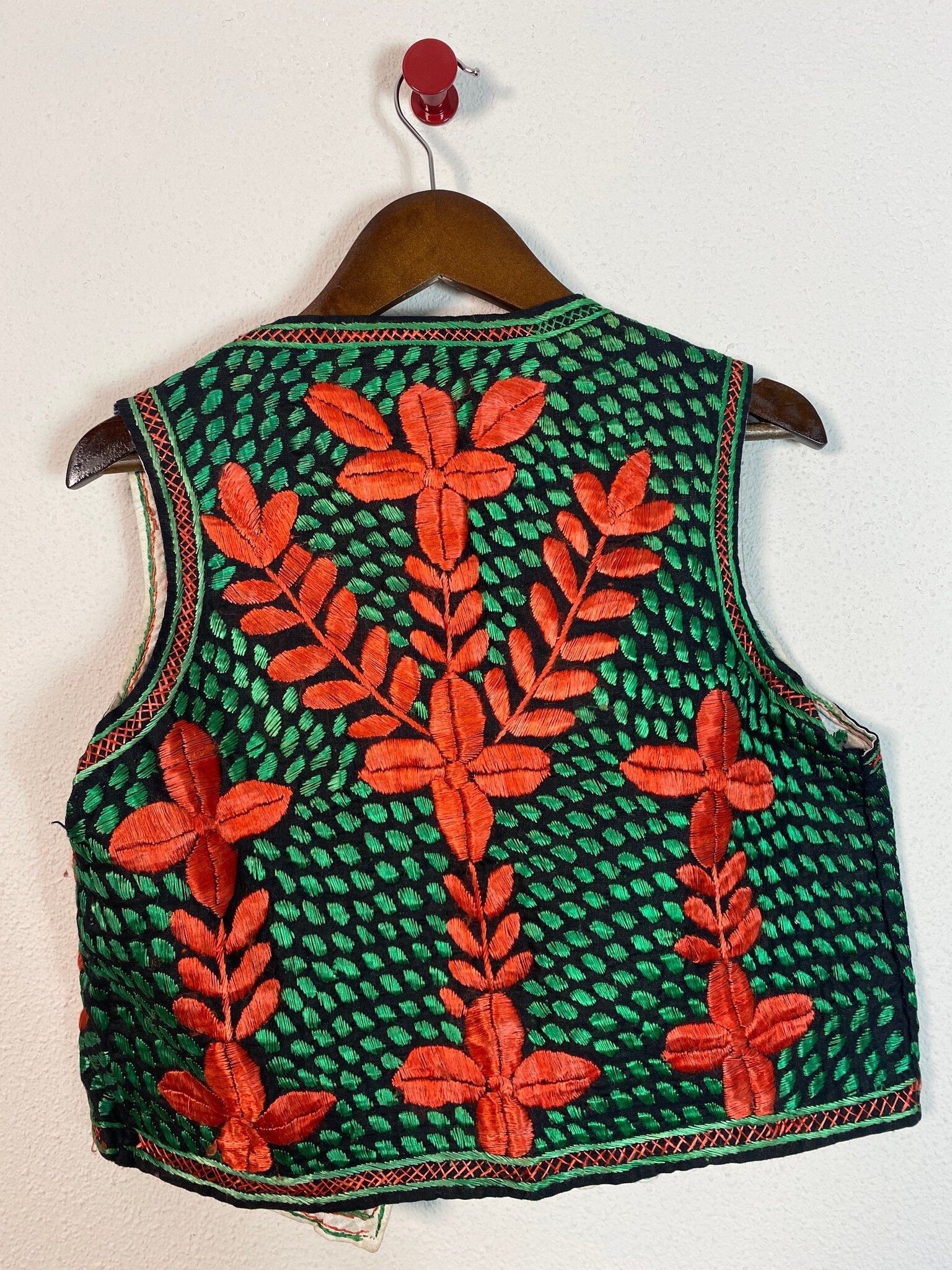 Vintage geborduurd vest met bloemmotief, zwart groen rood