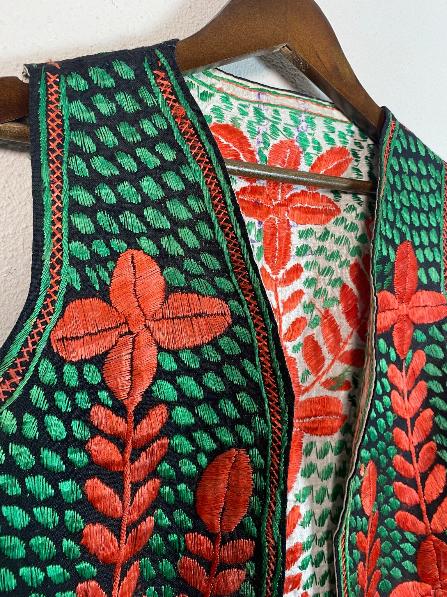Vintage geborduurd vest met bloemmotief, zwart groen rood