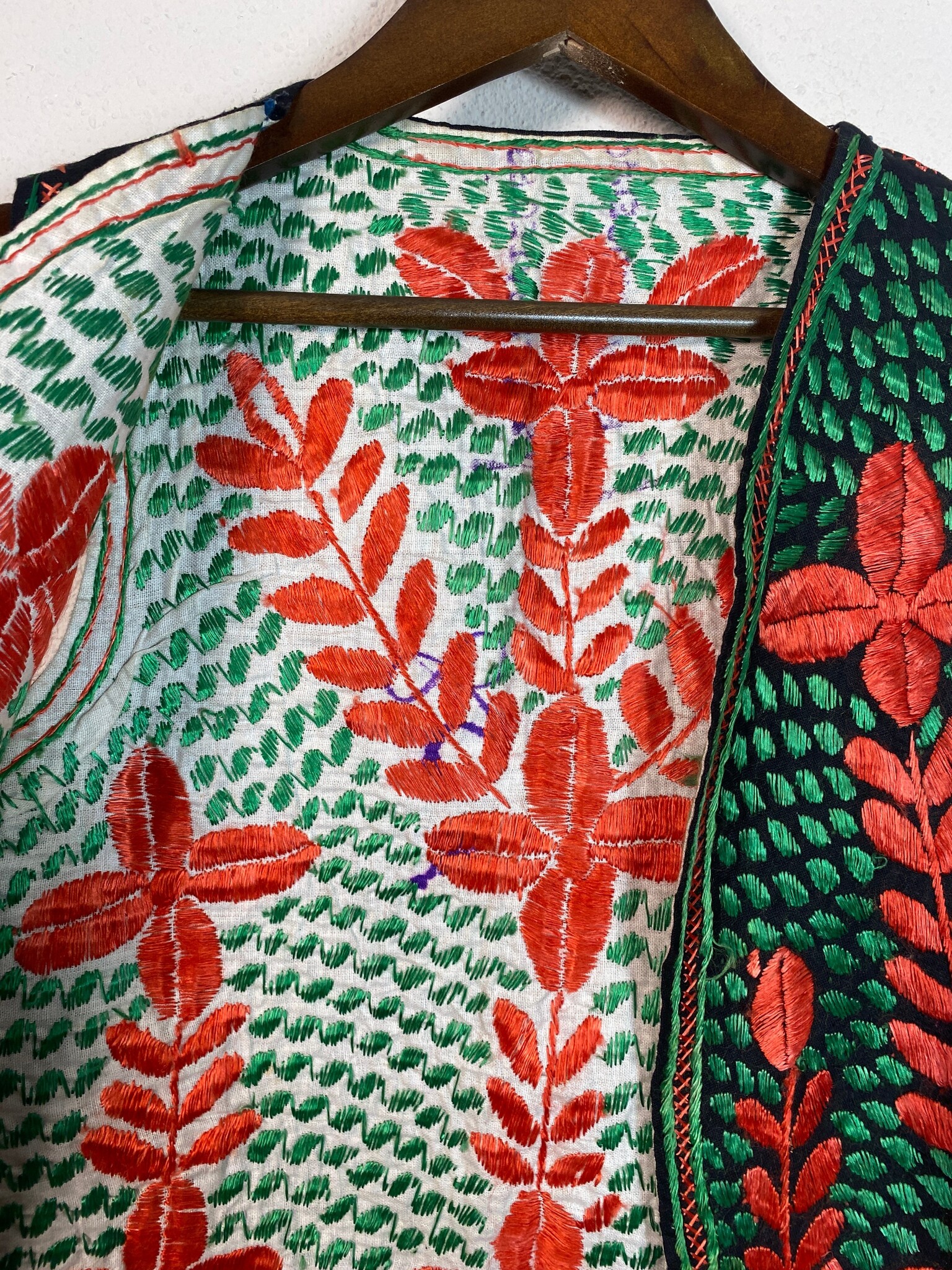 Vintage geborduurd vest met bloemmotief, zwart groen rood