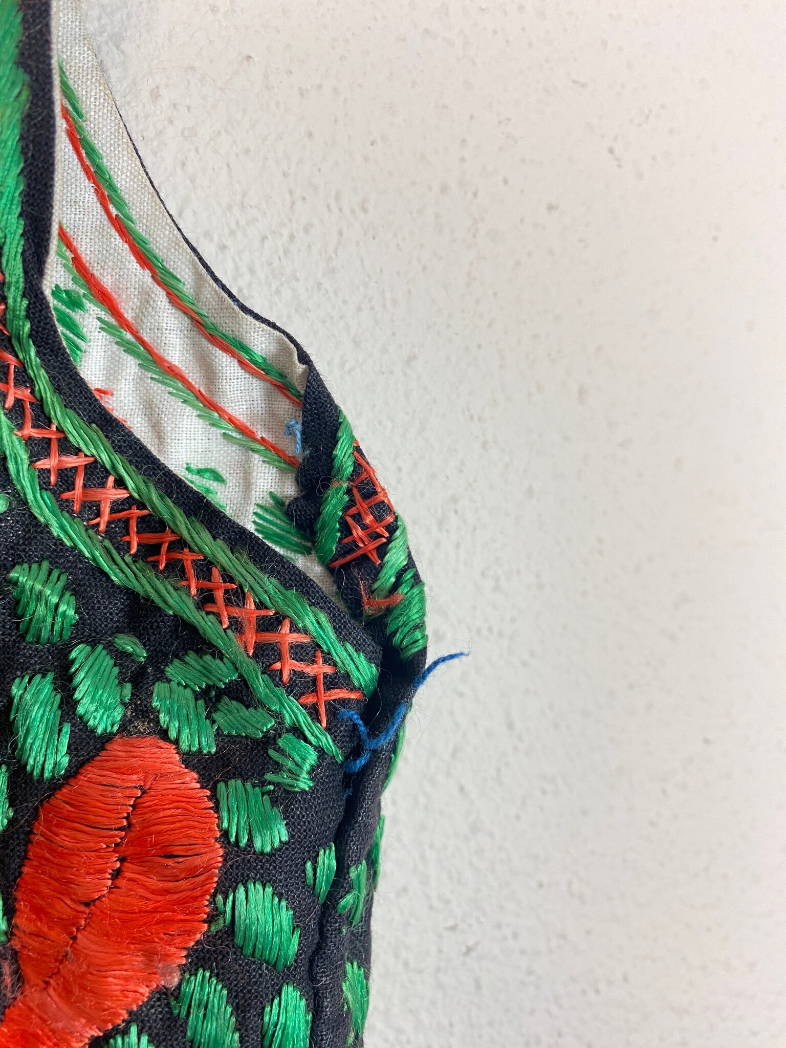 Vintage geborduurd vest met bloemmotief, zwart groen rood