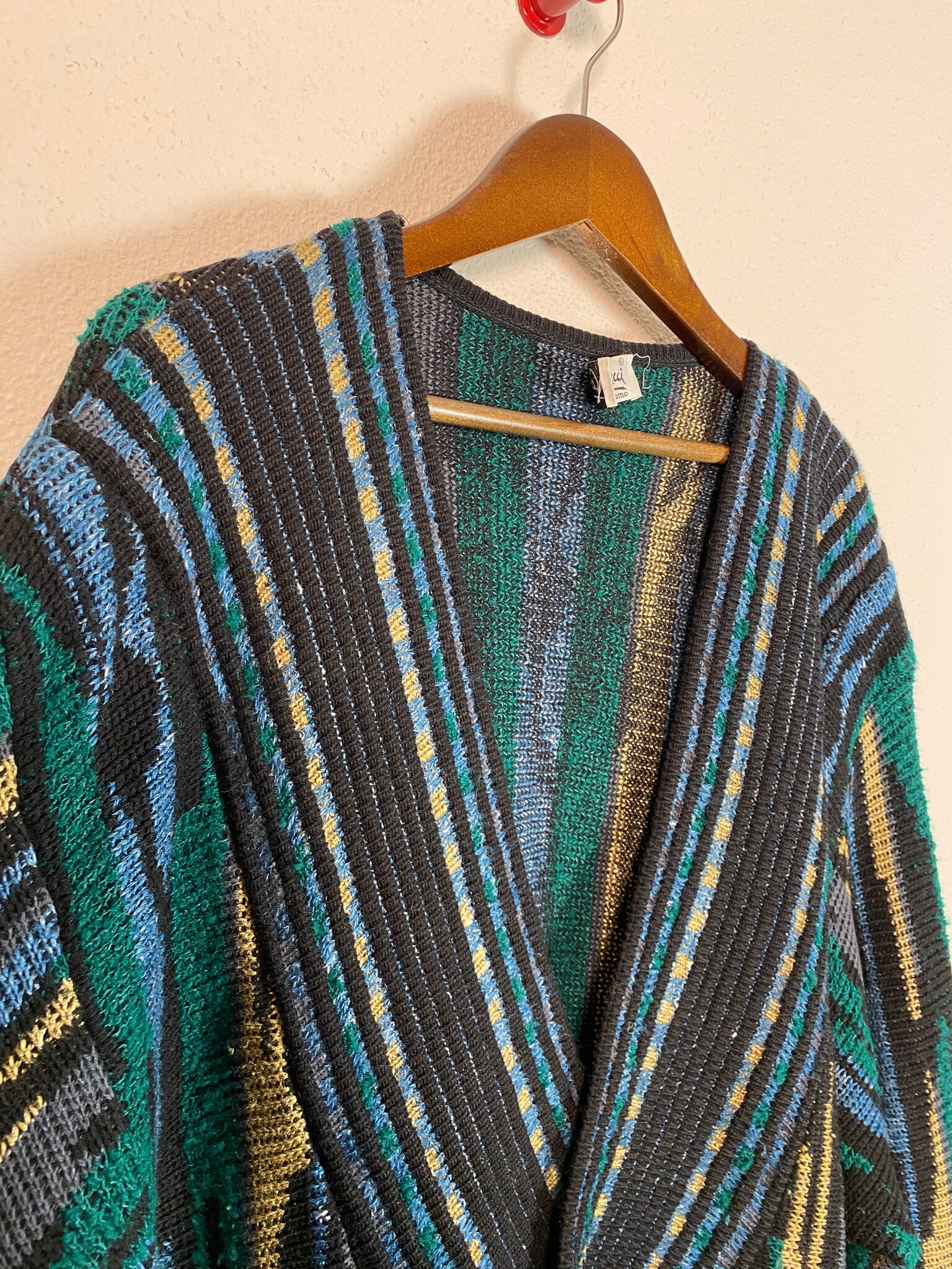 Carlo Colucci gebreid vest met overslag en kleurrijk patroon