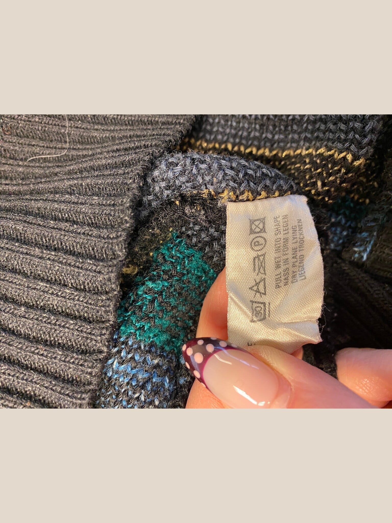 Carlo Colucci gebreid vest met overslag en kleurrijk patroon