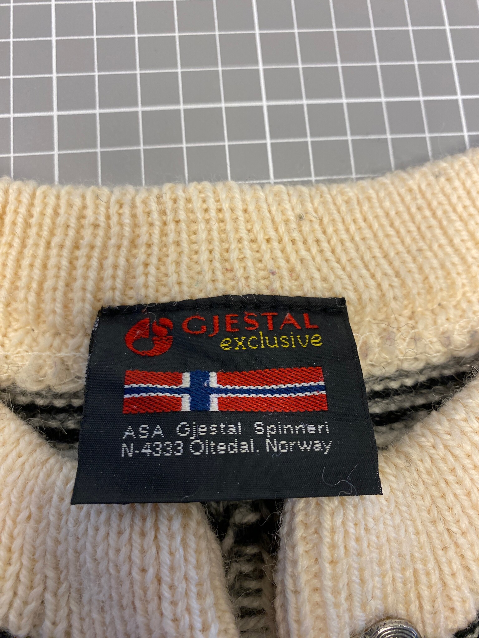 Gjestal Noorse trui wol met haakjes crème grijs