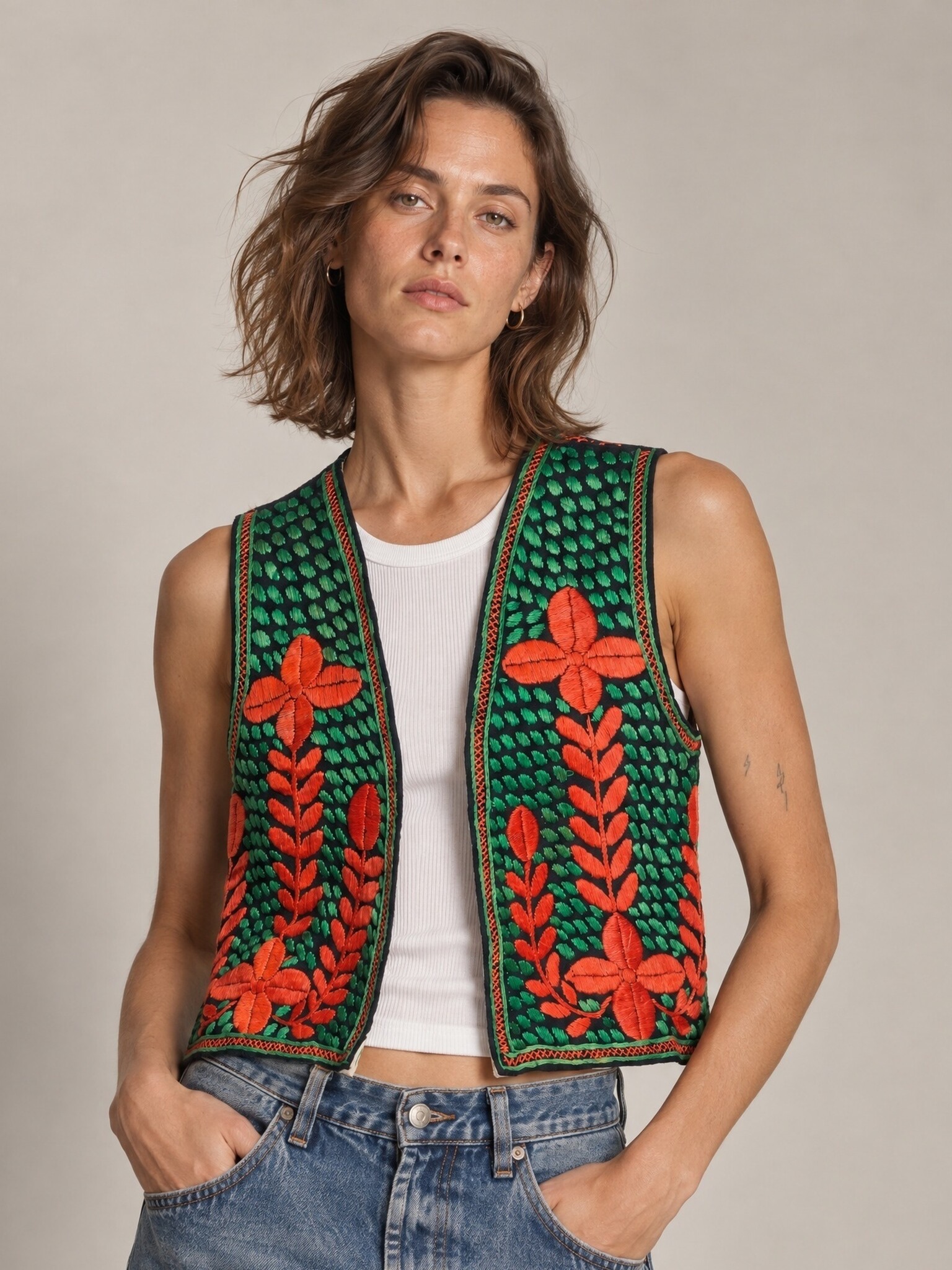Vintage geborduurd vest met bloemmotief, zwart groen rood