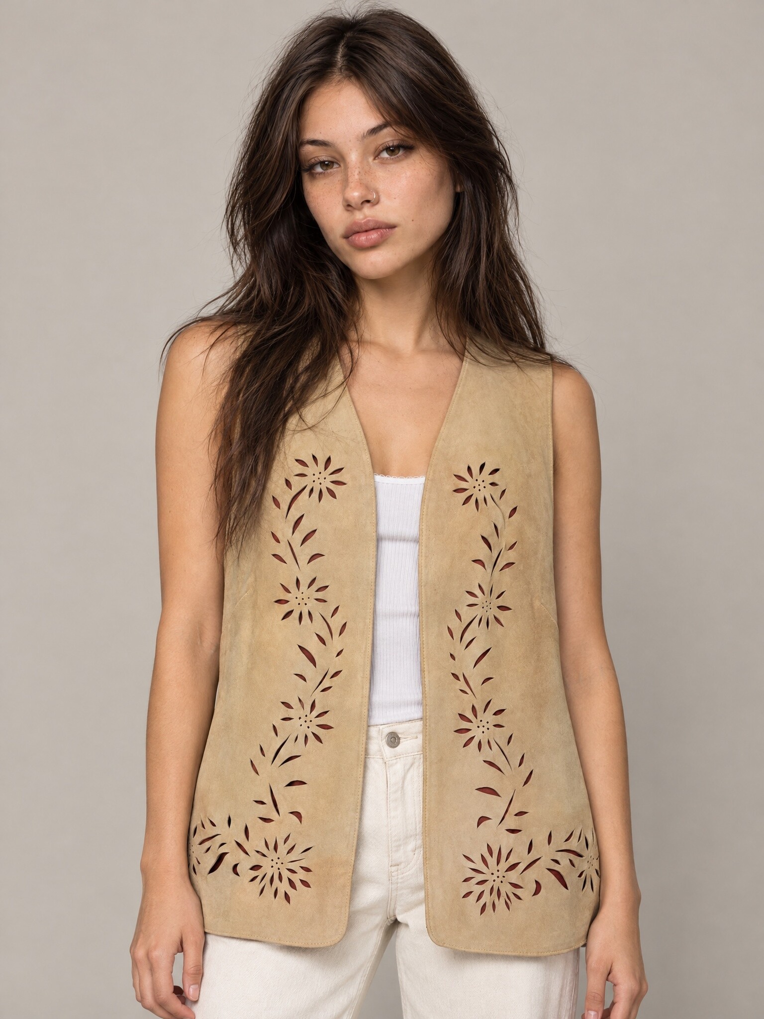 Creaciones Adriana suède gilet met uitgesneden bloemen