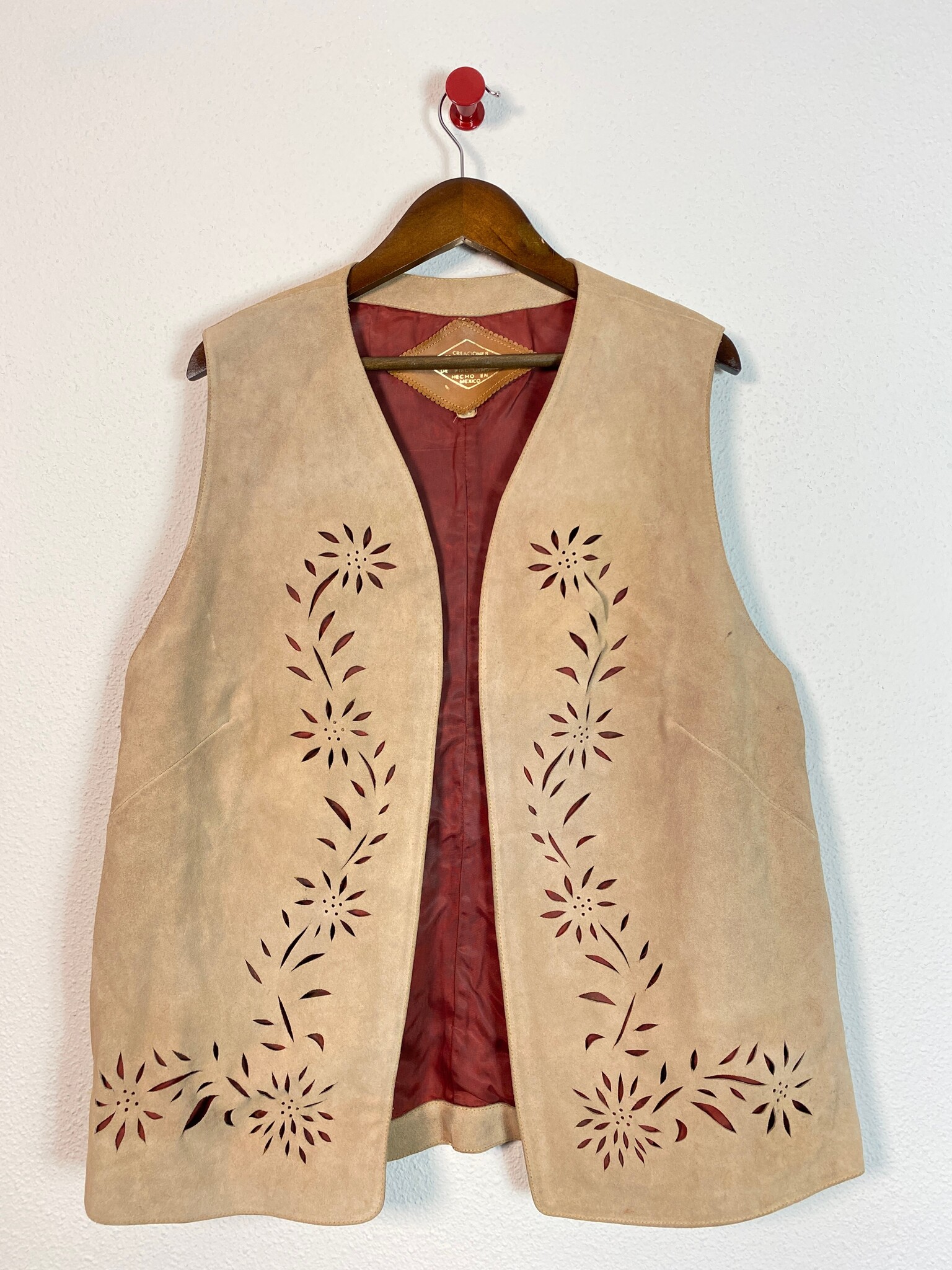 Creaciones Adriana suède gilet met uitgesneden bloemen