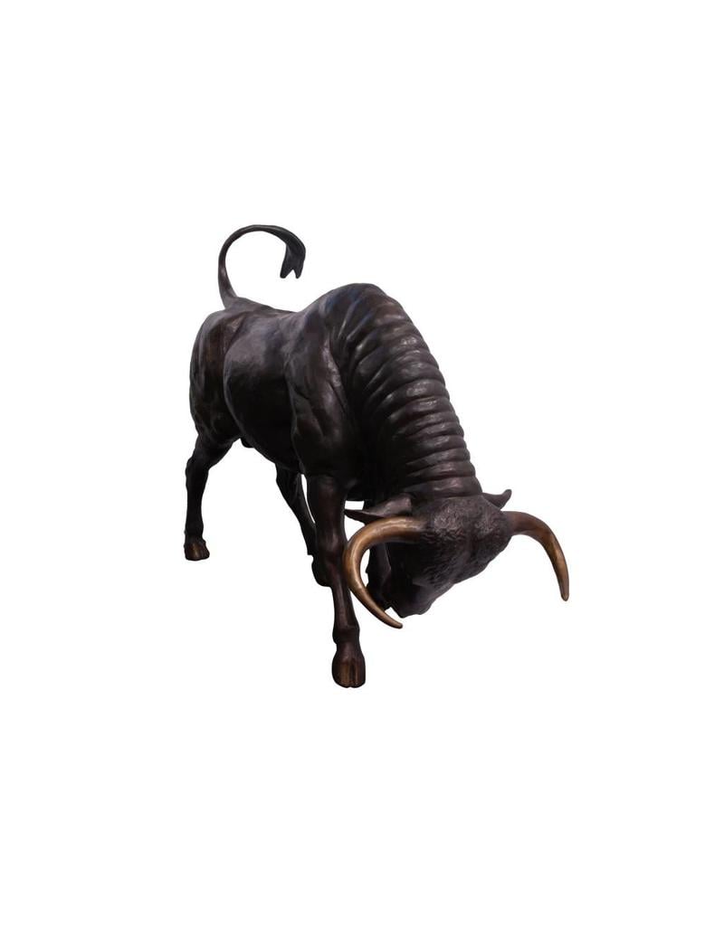 Taurus Impetus - Lebensgroßer Stier Skulptur in Angriffshaltung