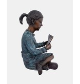 Hermine – Bronzeskulptur eines lesenden Mädchens
