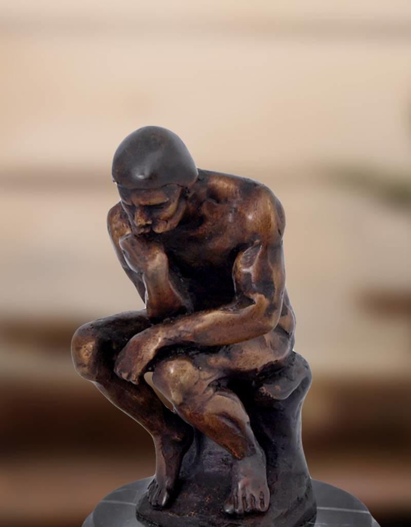 Der Denker – Bronzeskulptur auf Marmorsockel