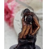 Der Kuss – Kleine Bronzeskulptur auf Marmorsockel