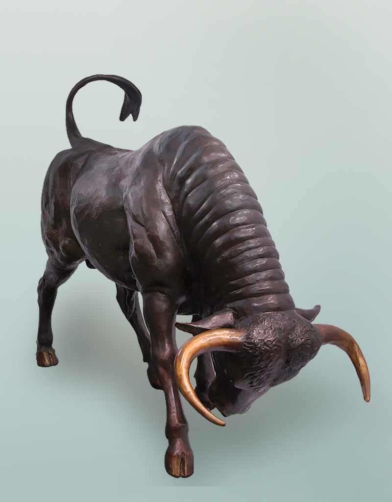 Taurus Impetus - Lebensgroßer Stier Skulptur in Angriffshaltung