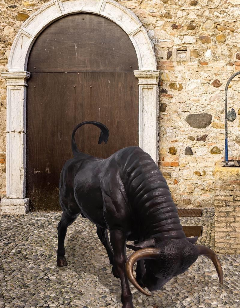 Taurus Impetus - Lebensgroßer Stier Skulptur in Angriffshaltung