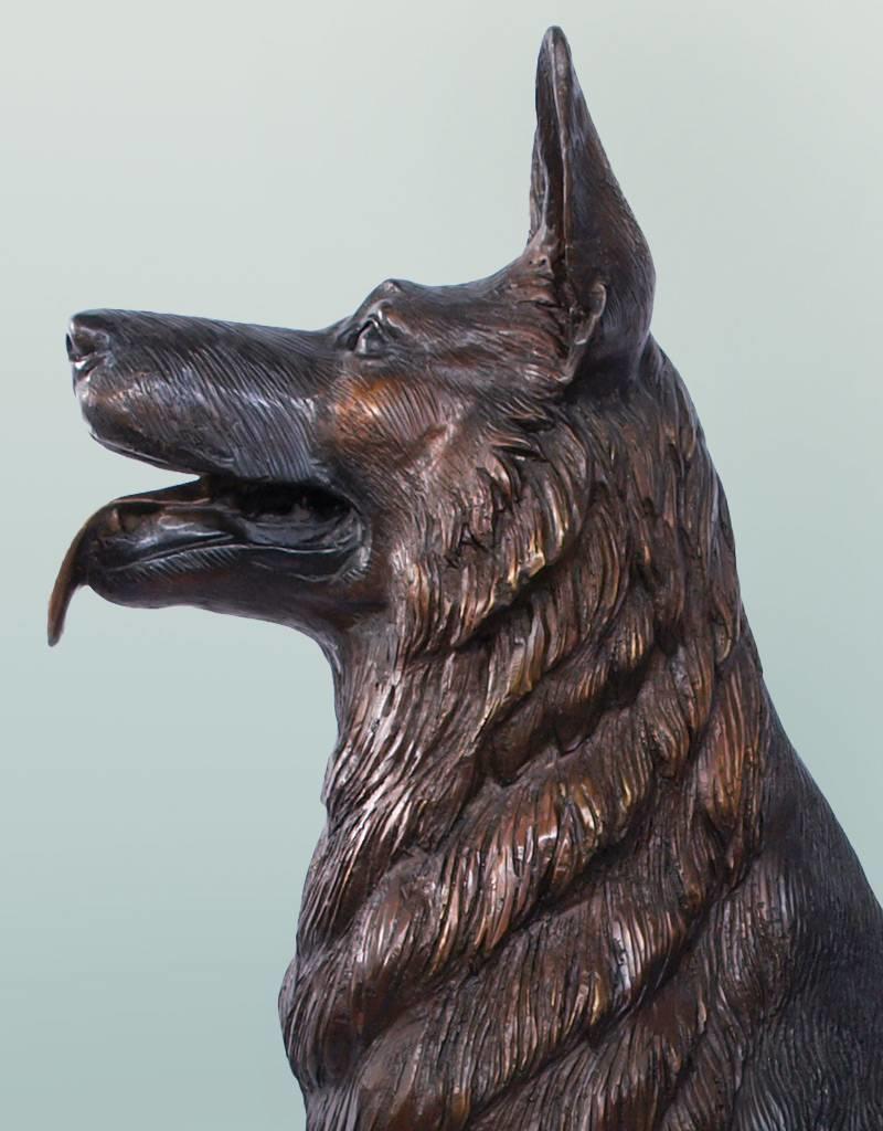 Rex – Sitzender Schäferhund Bronzefigur