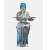 Tamara – Sitzende Frau mit Tablett Bronzefigur