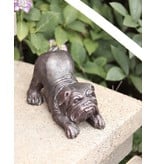 Paul – Liegender Mops Bronzestatue