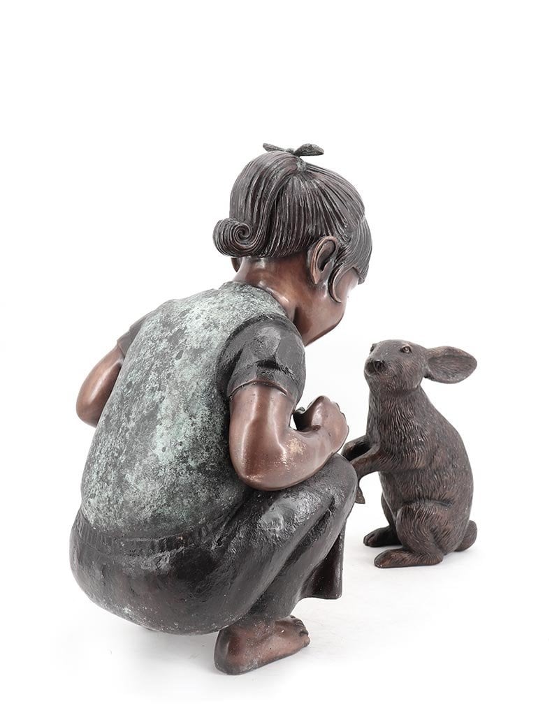 Alice – Mädchen mit Kaninchen Bronzefiguren