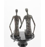 La Main – Kantenhocker zwei Bronzefiguren