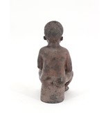 Otto – Mürrischer Knabe Bronzefigur auf Topf